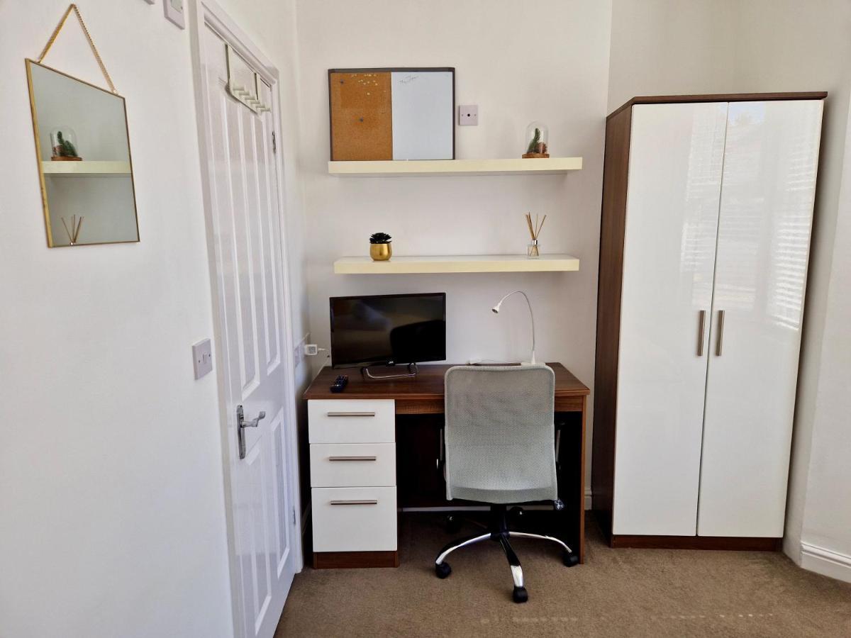 Incredible Private Rooms All With Private Bathrooms In A Fully Serviced House Next To City Centre With Free Parking Coventry Exteriér fotografie