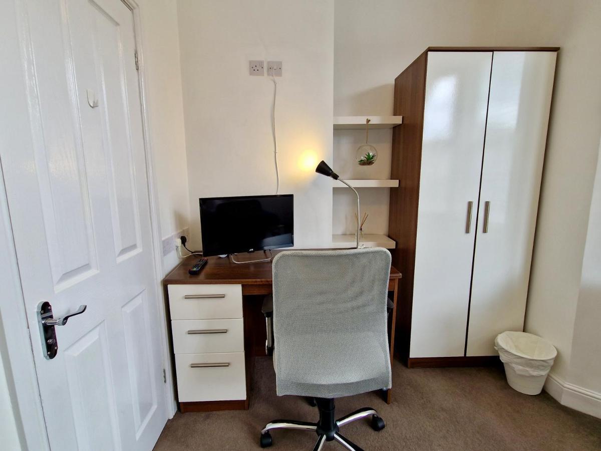 Incredible Private Rooms All With Private Bathrooms In A Fully Serviced House Next To City Centre With Free Parking Coventry Exteriér fotografie