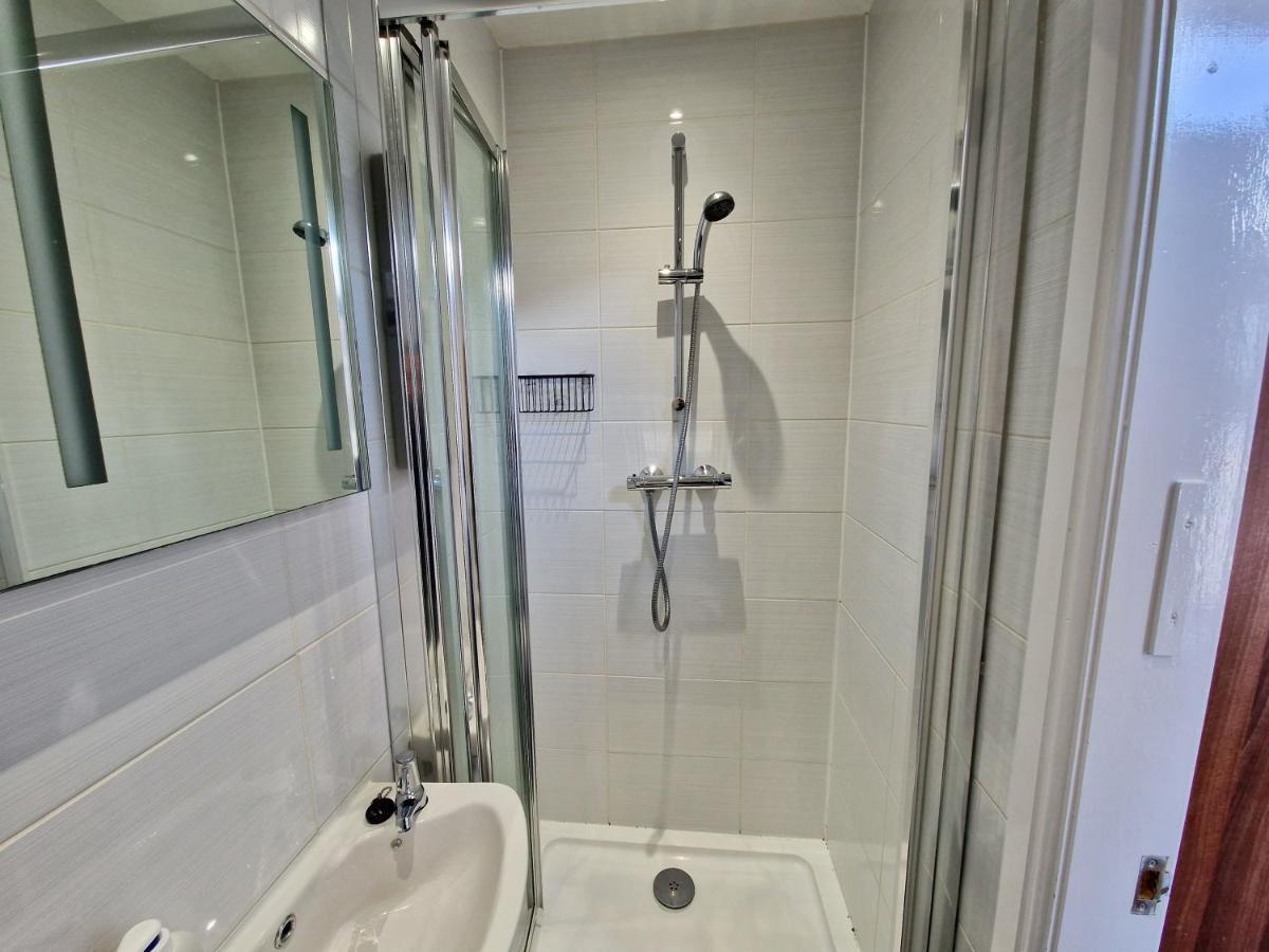 Incredible Private Rooms All With Private Bathrooms In A Fully Serviced House Next To City Centre With Free Parking Coventry Exteriér fotografie